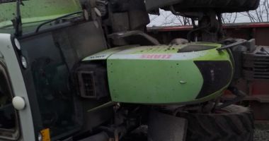 Stire din Eveniment : Tractor răsturnat pe DN22, la graniță cu Tulcea. Două persoane au fost rănite