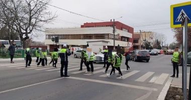 Stire din Eveniment : Învățați cu regulile de circulație de mici! Elevii din Cumpăna, polițiști pentru câteva ore