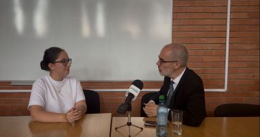 Stire din Cultură-Educație : Expusă mai mult ca niciodată riscurilor din online, ”generația Z simte că viața este o povară”