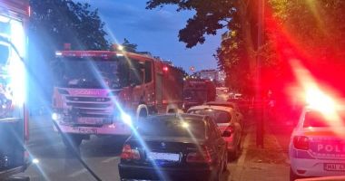 Stire din Eveniment : O femeie și două pisici, salvate dintr-un apartament unde s-a produs un incendiu