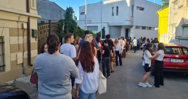 Stire din Cultură-Educație : Cozi imense la redeschiderea Vilei Șuțu. Eveniment cu intrare liberă