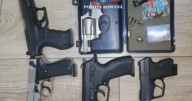 Stire din Eveniment : Descinderi la deținători de arme. Controale la 15 adrese, două dosare penale și arme ridicate