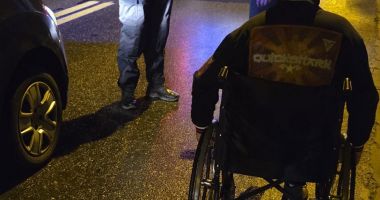 Stire din Eveniment : Bărbat în scaun cu rotile, rătăcit noaptea pe DN39! Jandarmii i-au salvat viața în ultimul moment