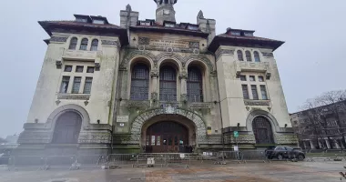Stire din Cultură-Educație : Ultimele imagini din Muzeul de Istorie înainte de șantier: interior afectat grav de infiltrații