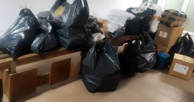 Stire din Eveniment : Lovitură la graniță. Peste 1.000 de parfumuri și haine „de firmă”, descoperite de polițiști