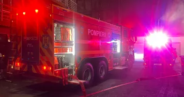 Stire din Eveniment : UPDATE Incendiu la o hală plină cu cabluri electrice. Intervin pompierii