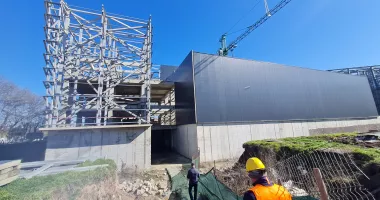 Stire din Social : A bifat și a plecat! Ministrul Cseke Attila a trecut și pe la șantierul Sălii Polivalente, unde s-a discutat și despre stadion