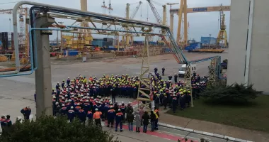 Stire din Economie : Protest spontan la Șantierul Naval Mangalia. Sute de angajați au oprit lucrul din cauza salariilor restante