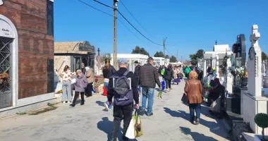 Stire din Social : Întârzieri pe liniile CT BUS 5-40, 5B și 44 din cauza traficului intens din zona cimitirelor