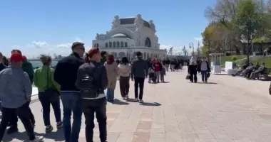 Stire din Social : Atmosferă de vacanță la malul mării. Faleza Cazinoului, luată cu asalt de turiști și localnici