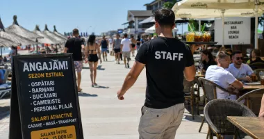Stire din Social : „Bătaie” pe angajați la mare! Patronii restaurantelor se întrec în salarii de lux