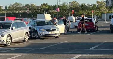 Stire din Eveniment : Accident în parcarea unui centru comercial din Constanța. Un autoturism a fost grav avariat