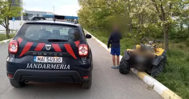 Stire din Eveniment : Aventura unui minor de 13 ani cu ATV-ul s-a încheiat într-un copac, după apariția jandarmilor