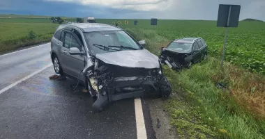 Impact între două mașini la ieșirea din Mihai Viteazu. Trei persoane au fost rănite - 2