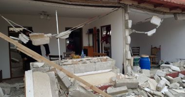GALERIE FOTO / EXPLOZIE PUTERNICĂ LA NĂVODARI! O casă distrusă, două persoane rănite - 2