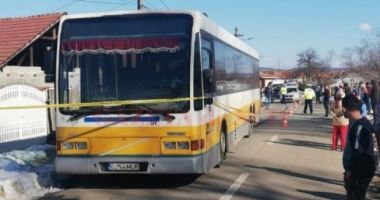 Un copil de 7 ani a murit călcat de autobuz, după ce a coborât din microbuzul școlar