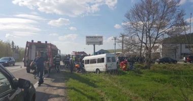 Accident rutier! S-au ciocnit două microbuze pline cu copii