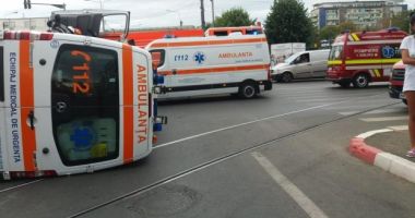 Stire din Eveniment : O ambulanță care transporta un pacient s-a răsturnat, după ce a fost lovită de un autoturism