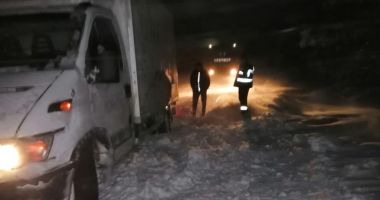 Continuă intervențiile în județ. Gravide, transportate cu șenilatele - 5