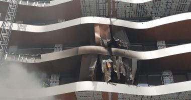 VIDEO. Un bloc din staţiunea Mamaia a luat foc - 2