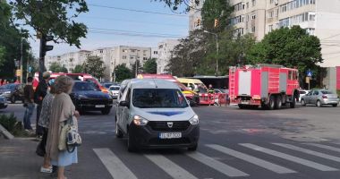 GALERIE FOTO / Accident grav pe bulevardul Tomis. O mașină a intrat într-o groapă cu lucrări - 2