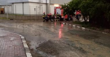 GALERIE FOTO / Ploaie puternica, pe litoral. Familie salvata, pe plaja Tuzla - 13
