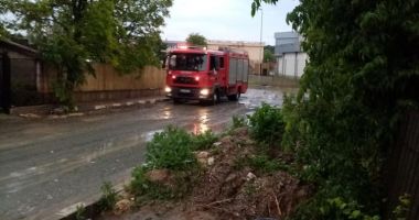 GALERIE FOTO / Ploaie puternica, pe litoral. Familie salvata, pe plaja Tuzla - 10