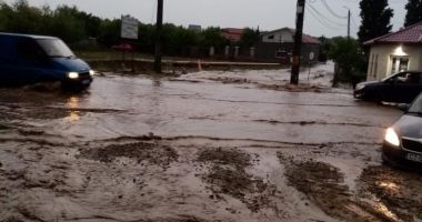 GALERIE FOTO / Ploaie puternica, pe litoral. Familie salvata, pe plaja Tuzla - 12