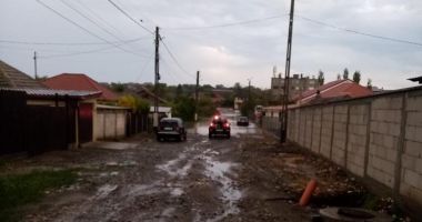 GALERIE FOTO / Ploaie puternica, pe litoral. Familie salvata, pe plaja Tuzla - 6