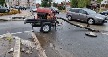 GALERIE FOTO / Ploaie puternica, pe litoral. Familie salvata, pe plaja Tuzla - 3