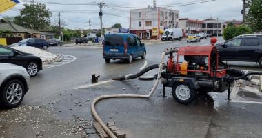 GALERIE FOTO / Ploaie puternica, pe litoral. Familie salvata, pe plaja Tuzla - 5