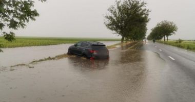 GALERIE FOTO / Probleme în județ din cauza ploilor. Inundații și trafic blocat pe mai multe șosele - 4
