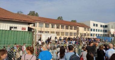 Stire din Cultură-Educație : O nouă clasă, de gimnaziu, din Constanța, își mută cursurile în online. Ministrul dă asigurări că DSP suportă operațiunea de testare în școli