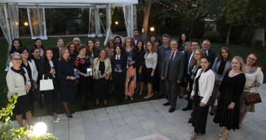 Stire din Cultură-Educație : Liceul Teoretic "George Călinescu" premiat cu un trofeu Cambridge Assessment English la Reședința Ambasadorului Marii Britanii în Romȃnia