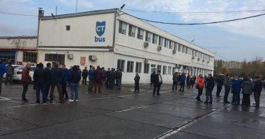 Stire din Social : GALERIE FOTO - VIDEO / UPDATE. GREVĂ LA CT BUS! Nu circulă niciun autobuz!