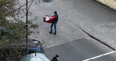 GALERIE FOTO. Regulament de acces în Peninsulă. Aprovizionarea, cu lada de pâine în brațe - 2