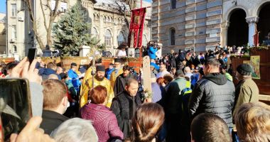 GALERIE FOTO / Mii de persoane, prezente la slujba de Bobotează. Alai cu butoaiele trase de cai și boi - 2