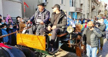 GALERIE FOTO / Mii de persoane, prezente la slujba de Bobotează. Alai cu butoaiele trase de cai și boi - 5
