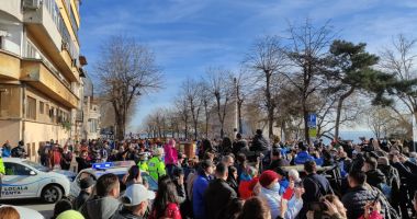 GALERIE FOTO / Mii de persoane, prezente la slujba de Bobotează. Alai cu butoaiele trase de cai și boi - 6