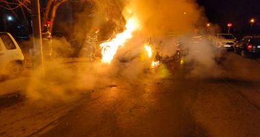 Stire din Eveniment : Răzbunare ca în filme! Mașinile unui proprietar, incendiate în parcare