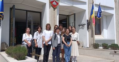 Stire din Cultură-Educație : STRANIE dezbatere publică organizată de ISJ Constanța! Reprezentanții elevilor dați afară!