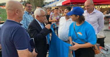 Stire din Actualitate : Ministrul PETRE DAEA și-a pus șorț și-a amestecat borșul. Vizită neașteptată la Festivalul de la Jurilovca