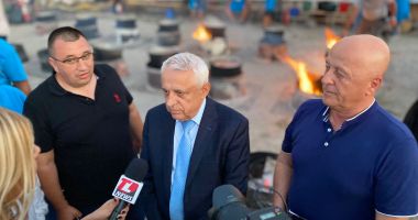 Ministrul PETRE DAEA și-a pus șorț și-a amestecat borșul. Vizită neașteptată la Festivalul de la Jurilovca - 2