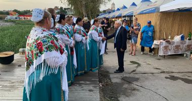 Ministrul PETRE DAEA și-a pus șorț și-a amestecat borșul. Vizită neașteptată la Festivalul de la Jurilovca - 5
