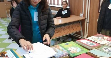 GALERIE FOTO. Pentru că lor le pasă, au dăruit ”O carte pentru fiecare”. Titluri noi în biblioteca Școlii Nr. 1 Poarta Albă - 3
