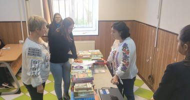 GALERIE FOTO. Pentru că lor le pasă, au dăruit ”O carte pentru fiecare”. Titluri noi în biblioteca Școlii Nr. 1 Poarta Albă - 4