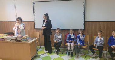 GALERIE FOTO. Pentru că lor le pasă, au dăruit ”O carte pentru fiecare”. Titluri noi în biblioteca Școlii Nr. 1 Poarta Albă - 2