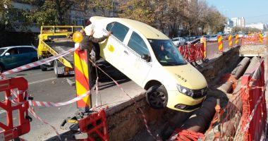 În traficul infernal din Constanța, un taxi a căzut într-un șanț