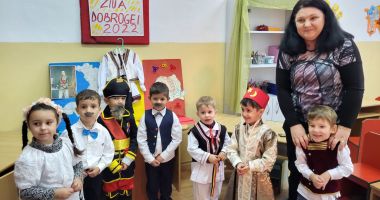 Stire din Cultură-Educație : GALERIE FOTO. Elevii, de la mic la mare, de la Școala Nr. 1 Poarta Albă au sărbătorit Ziua Dobrogei