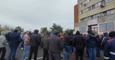 Stire din Social : Angajații Petromidia protestează în fața clădirii administrative